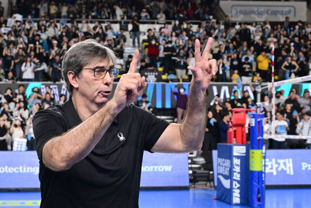 현대캐피탈 필립 블랑 감독이 4차전 승리 뒤 3승 1패를 뜻하는 손가락을 펼치고 있다 / 한국배구연맹(KOVO)