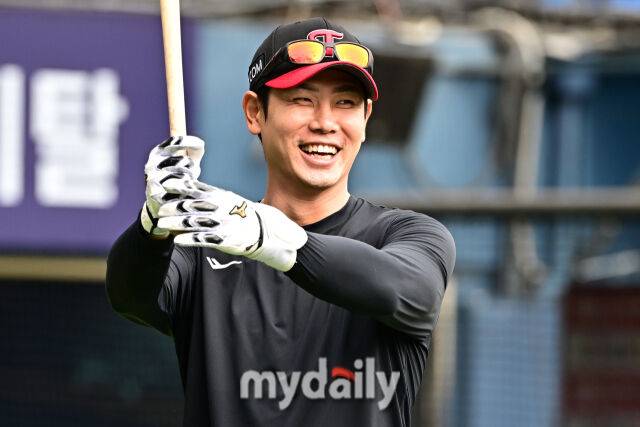 31일 서울 잠실야구장에서 열린 '2026 신한 SOL BANK KBO리그' LG 트윈스와 KIA 타이거즈 경기.LG 홍창기가 경기 전 훈련을 하고 있다./마이데일리