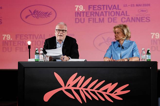 (왼쪽부터) 칸영화제 티에리 프레모 집행위원장과 이리스 크노블로흐 조직위원장이 9일(현지시간) 프랑스 파리에서 진행된 제79회 칸 국제영화제 공식 초청작 발표 기자회견에 참석하고 있다. [로이터]