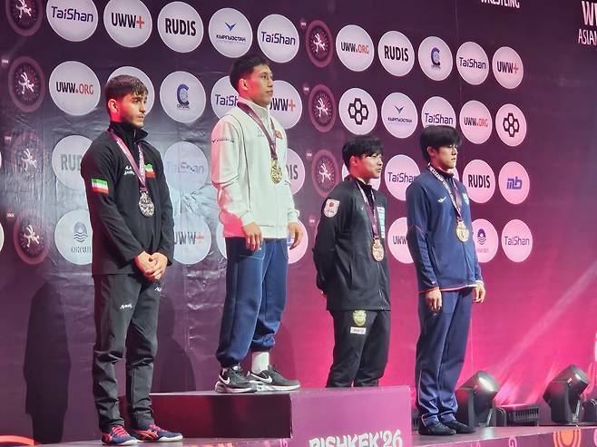 한국조폐공사 레슬링팀 소속 최현웅 선수가 ‘2026 아시아 레슬링선수권대회’ 남자 그레코로만형 63kg급에서 동메달을 획득, 시상대 위에 서있다. [한국조폐공사 제공]