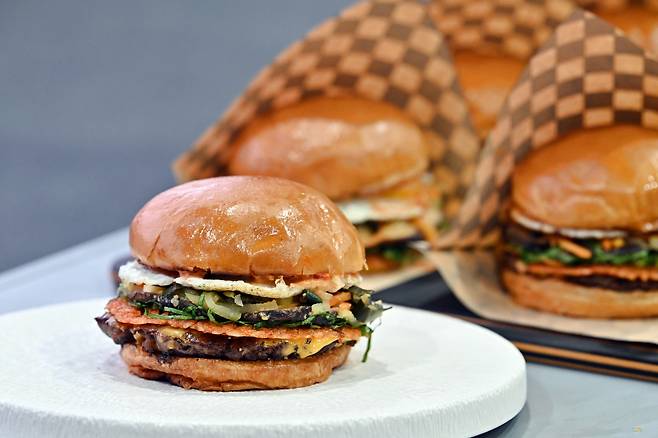 ‘2026 코리아버거챔피언십(KBC)’ 본선에서 1위를 차지한 제스티살룬 팀의 출품작 ‘돌솥비빔버거’ [삼성웰스토리 제공]