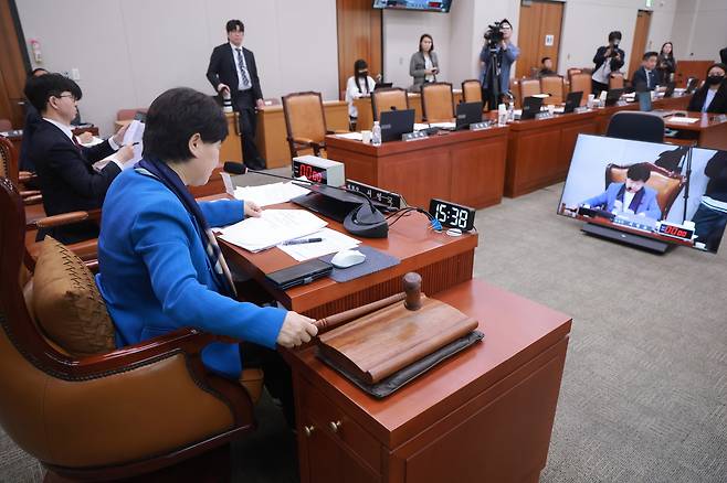 지난 8일 국회에서 열린 법제사법위원회 전체회의에서 위원장인 서영교 더불어민주당 의원이 증인 고발의 건을 여당 주도로 의결하고 있다. [연합]