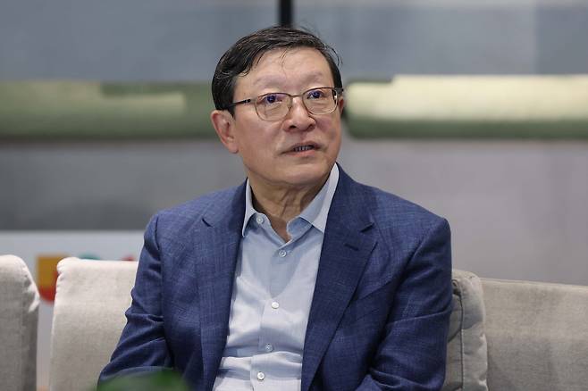 AI혁신위원회 위원장인 허태수 GS 회장이 10일 서울 강남구 역삼동 GS타워에서 열린 AI혁신위원회 3차회의에 앞서 취재진의 질문에 답변하고 있다. [연합]