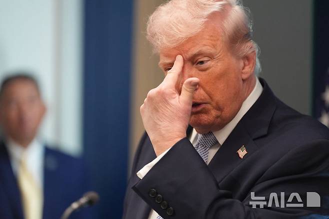 [워싱턴=AP/뉴시스] 도널드 트럼프 미국 대통령이 6일(현지 시간) 백악관 브리핑룸에서 기자회견 중 취재진 질문에 답하고 있다. 2026.04.10.