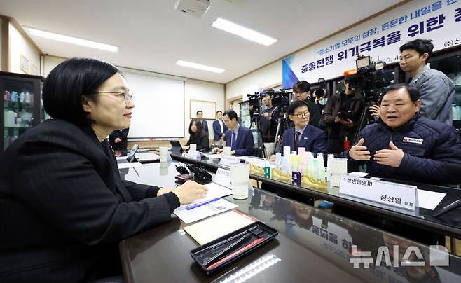 [부천=뉴시스] 조성우 기자 = 한성숙(왼쪽) 중소벤처기업부 장관이 10일 경기 부천시 오정구의 한 플라스틱 사출 업체 신광엠앤피에서 열린 '중동전쟁 위기 극복을 위한 중소기업 현장 간담회에서 정상열(오른쪽) 신광엠앤피 대표의 설명을 듣고 있다. 2026.04.10. xconfind@newsis.com