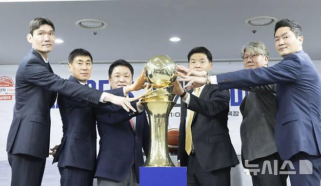 [서울=뉴시스] 김근수 기자 = 10일 서울 서초구 KBL센터에서 열린 2025-26 LG전자 프로농구 플레이오프 미디어데이에서 감독들이 기념촬영을 하고 있다. 왼쪽부터 DB 김주성 감독, KCC 이상민 감독, 정관장 유도훈 감독, LG 조상현 감독, 소노 손창환 감독, SK 전희철 감독. 2026.04.10. ks@newsis.com