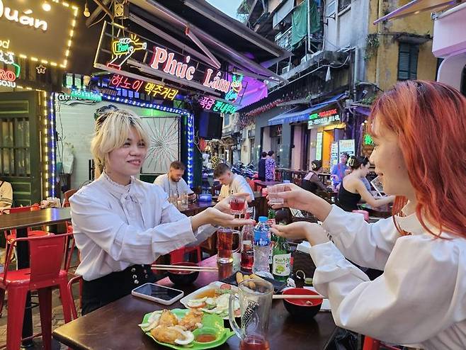 [하노이=뉴시스] 베트남 하노이 맥주거리에서 손님들이 하이트진로 과일소주를 맛보고 있다. *재판매 및 DB 금지