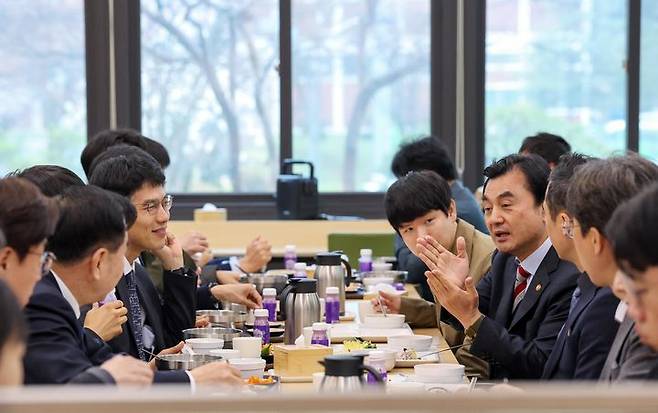 [서울=뉴시스] 안규백 국방부 장관이 10일 국방과학연구소를 방문해 연구원들과 오찬을 하고 있다. (사진=국방부 제공) 2026.04.10. photo@newsis.com *재판매 및 DB 금지