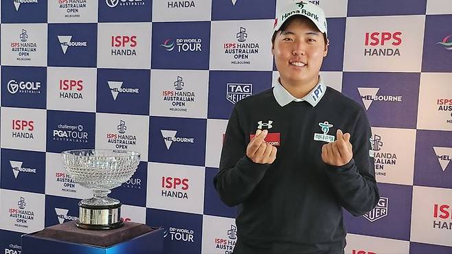 [서울=뉴시스] 발달장애 골프 선수 이승민이 지난달 28일부터 30일(현지시각)까지 호주 멜버른 킹스턴 히즈 골프 클럽에서 열린 호주 올 어빌리티 챔피언십(AAAC)에서 우승한 뒤 기념 사진을 촬영하고 있다. (사진=볼 미디어 제공) *재판매 및 DB 금지