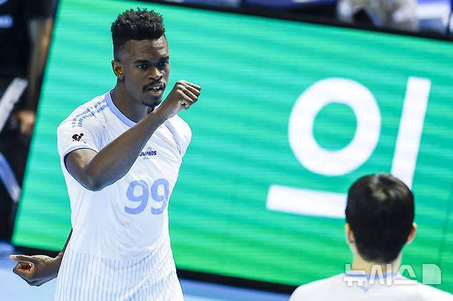 [인천=뉴시스] 정병혁 기자 = 10일 인천 계양구 인천계양체육관에서 열린 2025-2026 V리그 챔피언결정전 5차전 대한항공과 현대캐피탈의 경기, 대한항공 마쏘가 블로킹에 성공한 뒤 기뻐하고 있다. 2026.04.10. jhope@newsis.com