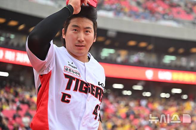 [광주=뉴시스] 이영주 기자 = 3일 오후 광주 북구 광주-기아챔피언스필드에서 열린 2026 신한 SOL KBO리그 NC다이노스 대 KIA타이거즈의 경기. 시작 전 열린 홈 개막전 행사에서 KIA 주장 나성범이 등장하며 팬들의 환호를 받고 있다. 2026.04.03. leeyj2578@newsis.com
