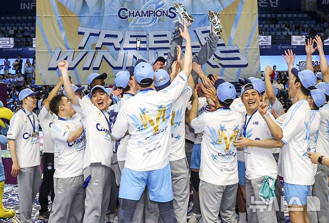 [인천=뉴시스] 정병혁 기자 = 10일 인천 계양구 인천계양체육관에서 열린 2025-2026 V리그 챔피언결정전 5차전 대한항공과 현대캐피탈의 경기에서 승리해 우승을 차지한 대한항공 선수들이 시상식에서 헤난 달 조토 감독에게 헹가래를 하고 있다. 2026.04.10. jhope@newsis.com