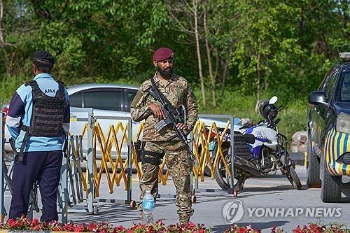 파키스탄 이슬라마바드 외교부 청사 인근서 총 든 육군 특수부대원 [AP=연합뉴스 제공]