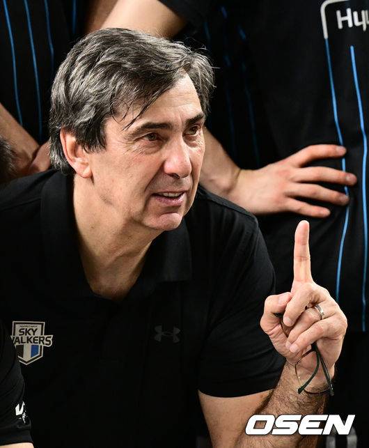 [OSEN=천안, 조은정 기자]현대캐피탈이 안방에서 귀중한 1승을 챙겼다.현대캐피탈은 6일 천안유관순체육관에서 열린 2025-2026 V리그 남자부 챔피언결정전 3차전에서 대한항공을 세트 스코어 3-0 (25-16 25-23 26-24) 승리를 거뒀다.현대캐피탈 필립 블랑 감독이 기념 촬영을 하고 있다. 2026.04.06 /cej@osen.co.kr