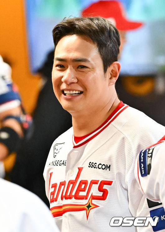 [OSEN=인천, 박준형 기자]  31일 오후 인천 SSG랜더스필드에서 2026 신한 SOL KBO리그&nbsp;SSG 랜더스와 키움 히어로즈의 경기가 진행됐다.이날 SSG는 베니지아노를, 키움은 와일스를 선발투수로 내세웠다. 7회말 1사 1,2루 SSG 김재환이 3점 홈런을 날린뒤 미소 짓고 있다.  2026.03.31 / soul1014@osen.co.kr