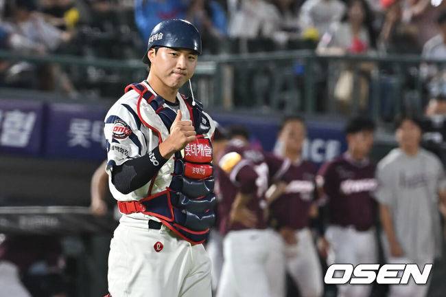 [OSEN=부산, 이석우 기자] 3일 부산 사직야구장에서 2025 신한 SOL 뱅크 KBO 리그 롯데 자이언츠와 키움 히어로즈의 경기가 열렸다. 홈팀 롯데는 감보아가, 방문팀 키움은 김연주가 선발 출전했다.롯데 자이언츠 손성빈이 키움 히어로즈에 8-0으로 승리한 후 박진을 보며 하고 있다. 2025.06.03 / foto0307@osen.co.kr