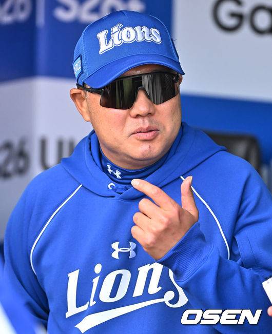 [OSEN=대구, 이석우 기자] 10일 대구삼성라이온즈파크에서 2026 신한 SOL KBO 리그 삼성 라이온즈와 NC 다이노스의 경기가 열린다. 홈팀 삼성은 후라도가, 방문팀 NC는 구창모가 선발 출전한다. 삼성 라이온즈 박진만 감독이 기자들과 인터뷰를 하고 있다. 2026.04.10 / foto0307@osen.co.kr