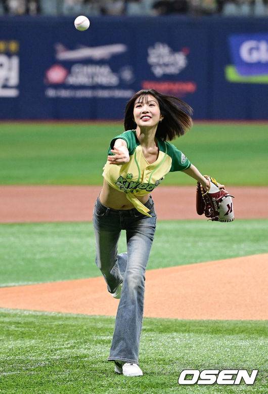[OSEN=고척, 지형준 기자] 10일 서울 고척스카이돔에서 ‘2026 신한은행 SOL Bank KBO리그’ 키움 히어로즈와 롯데 자이언츠의 경기가 열렸다.이날 키움은 라울 알칸타라, 롯데는 엘빈 로드리게스를 선발투수로 내세웠다.&nbsp;가수 레드벨벳 조이가 시구를 하고 있다. 2026.04.10&nbsp;/ jpnews@osen.co.kr