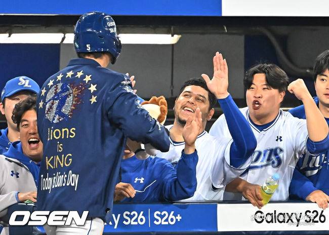 [OSEN=대구, 이석우 기자] 10일 대구삼성라이온즈파크에서 2026 신한 SOL KBO 리그 삼성 라이온즈와 NC 다이노스의 경기가 열렸다. 홈팀 삼성은 후라도가, 방문팀 NC는 구창모가 선발 출전했다. 삼성 라이온즈 구자욱이 6회말 무사 우월 솔로 홈런을 치고 후라도와 하이파이브를 하고 있다. 2026.04.10 / foto0307@osen.co.kr