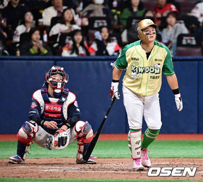 [OSEN=고척, 지형준 기자] 10일 서울 고척스카이돔에서 ‘2026 신한은행 SOL Bank KBO리그’ 키움 히어로즈와 롯데 자이언츠의 경기가 열렸다.이날 키움은 라울 알칸타라, 롯데는 엘빈 로드리게스를 선발투수로 내세웠다.&nbsp;4회말 무사에서 키움 최주환이 우월 솔로포를 날리고 있다. 2026.04.10&nbsp;/ jpnews@osen.co.kr