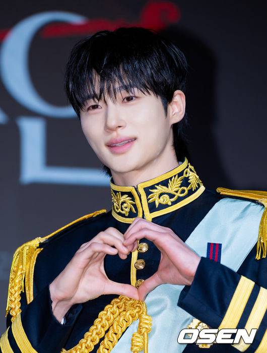 [OSEN=민경훈 기자] 6일 오후 서울 강남구 조선 팰리스 서울 강남 더 그레이트홀에서 MBC 새 금토드라마 '21세기 대군부인'(극본 유지원/연출 박준화, 배희영) 제작발표회가 열렸다.'21세기 대군부인'은 21세기 입헌군주제 대한민국을 배경으로 모든 걸 가진 재벌이지만 신분이 평민이라 짜증스러운 여자 성희주(아이유 분)와 왕의 아들이지만 아무것도 가질 수 없어 슬픈 남자 이안대군(변우석 분)의 운명 개척 신분 타파 로맨스를 담은 드라마다.배우 변우석이 포즈를 취하고 있다. 2026.04.06 / rumi@osen.co.kr