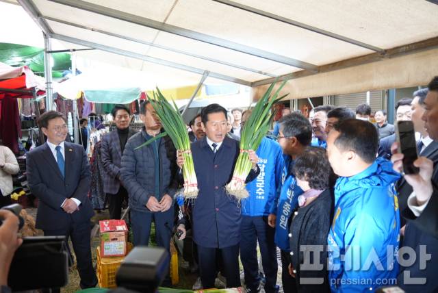 ▲정청래 더불어민주당 당대표가 10일 전남 담양군 창평전통시장을 찾아 양손에 파를 들고 있다.2026.04.10ⓒ프레시안(김보현)