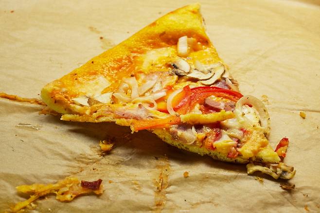 실온에 둔 음식은 2시간만 지나도 세균이 빠르게 증식한다. 겉으로 멀쩡해 보여도 보관 시간이 길어질수록 식중독 위험은 급격히 커진다. 게티이미지.