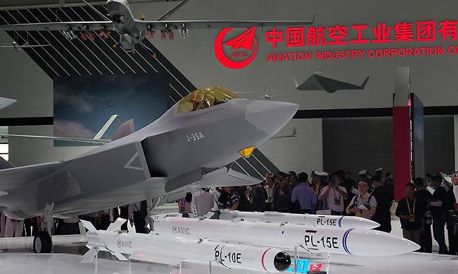 중국이 만든 PL-15E(PL-15의 수출형) 공대공미사일 모형이 J-35 스텔스기 모형 앞에 전시되어 있다. 세계일보 자료사진