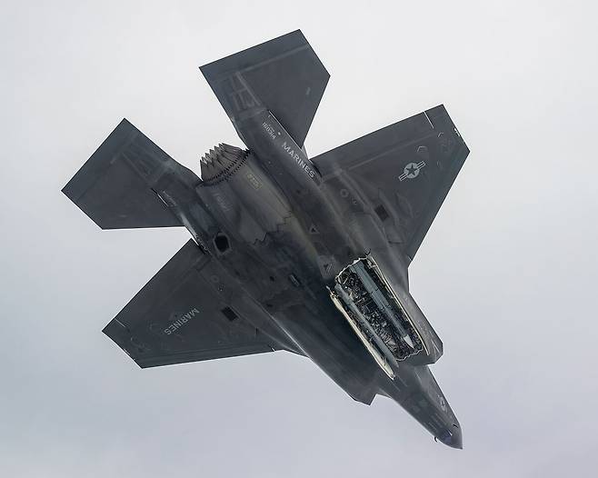 미 해병대 F-35B 스텔스기가 내부무장창에 미티어 미사일을 탑재한 상태에서&nbsp;날아가고 있다. 록히드마틴 제공