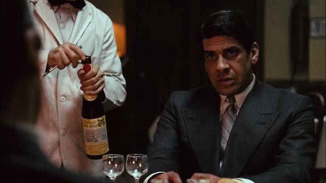 솔로초와 와인 오픈 장면.&nbsp;SHOT·CAFE