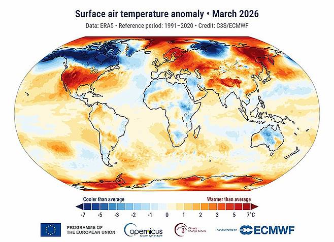 붉게 물든 지구…전 세계가 ‘열병’ 중. 2026년 3월 지구 표면 온도 편차 지도. 평년보다 온도가 높을수록 붉게 표시되는데 북극과 북미, 남극 주변이 진한 붉은색으로 달아올라 있다. 한반도 역시 평년보다 뜨거운 ‘오렌지색’ 지대에 속해 있다. 연합뉴스 제공