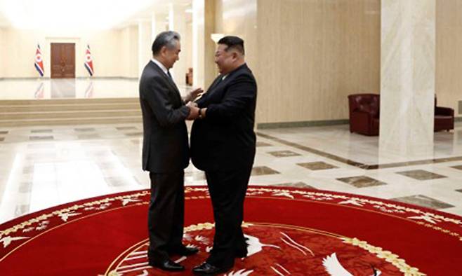 악수하는 김정은 북한 국무위원장과 왕이 중국 외교부장. 중국 외교부 홈페이지 캡처