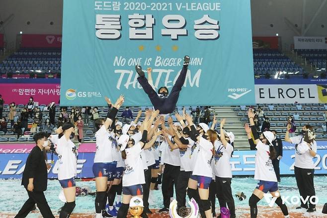 차상현 감독이 GS칼텍스를 이끌고 2020~21 V리그 여자부 통합우승을 차지한 뒤 선수들로부터 헹가래를 받고 있다. 한국배구연맹 제공