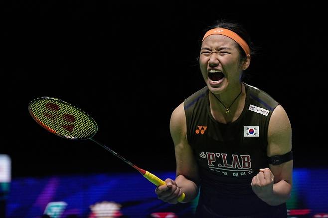 우승 기뻐하는 안세영 - [쿠알라룸프르=AP/뉴시스] 황준선 기자 = 배드민턴 안세영이 11일 말레이시아 쿠알라룸푸르 아시아타 아레나에서 열린 2026 세계배드민턴연맹(BWF) 월드 투어 슈퍼 1000 말레이시아오픈 여자 단식 결승에서 왕즈이(중국)에게 게임 점수 2-0(21-15 24-22)으로 승리한 뒤 기뻐하고 있다. 2026.01.11. hwang@newsis.com