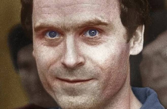 미국 연쇄살인범 테드 번디의 모습. 플로리다주 기록보관소 공개 자료를 색감 보정한 사진