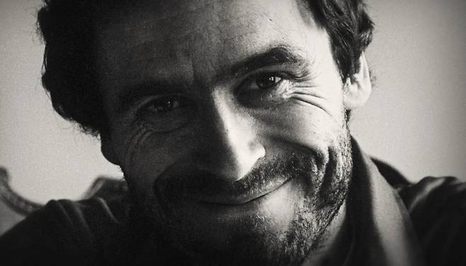 넷플릭스 다큐멘터리 ‘살인을 말하다: 테드 번디 테이프’에 등장하는 테드 번디의 모습. 넷플릭스