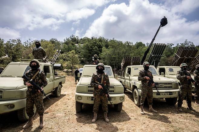 무장정파 헤즈볼라 대원들이 지난 2023년 5월 21일(현지 시간) 레바논 남부 아람타 마을에서 훈련을 실시하고 있다. AP연합뉴스