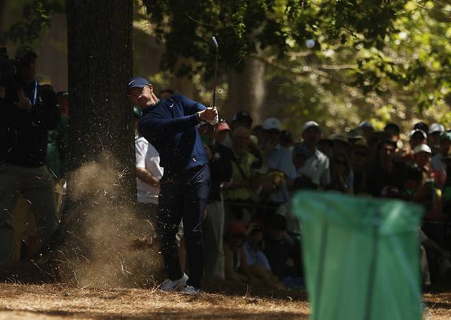 로리 매킬로이가 9일(현지 시간) 미국 조지아주 오거스타 내셔널GC에서 열린 마스터스 1라운드 13번 홀에서 트러블 샷을 하고 있다. 로이터연합뉴스