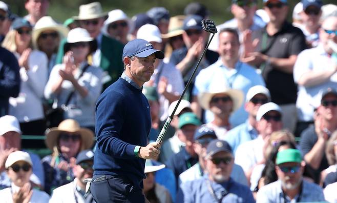 디펜딩 챔피언 로리 매킬로이가 9일(현지 시간) 미국 조지아주 오거스타 내셔널GC에서 열린 마스터스 1라운드 경기를 마치며 관람객들에게 인사하고 있다. EPA연합뉴스