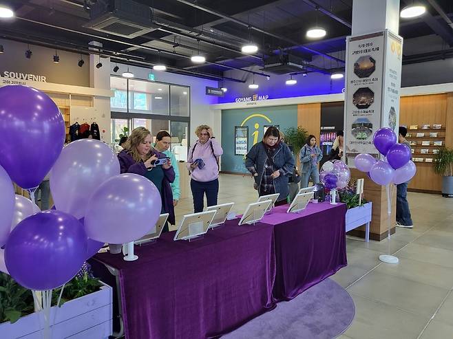 BTS 핸드프린팅 특별전 관람하고 있는 관람객들. 사진 제공=고양시