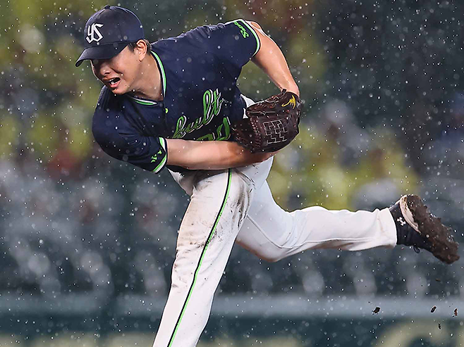 야쿠르트 선발 오쿠가와 야스노부가 9일 한신전에서 역투하고 있다. 야쿠르트 홈페이지