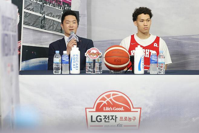 10일 서울 강남구 KBL센터에서 열린 프로농구 플레이오프 미디어데이에서 전희철 SK 감독이 취재진 질문에 답하고 있다. 연합뉴스