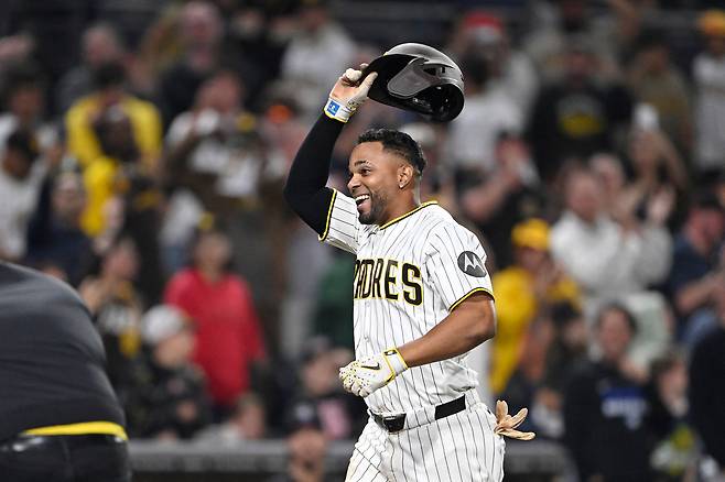 샌디에이고 잰더 보가츠가 10일 콜로라도전에서 연장 12회말 끝내기 만루홈런을 치고 홈으로 들어오며 기뻐하고 있다. Imagn Images연합뉴스