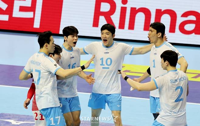 대한항공 정지석과 선수들이 3일 계양체육관에서 열린 진에어  2025-2026 V리그 챔피언결정전 대한항공과 현대캐피탈 경기에서 득점한 후 자축하고 있다. /사진=강영조 선임기자