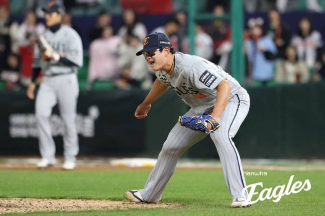 한화 김서현이 지난 8일 SSG전에서 9회말 위기 상황을 막아내고 세이브를 따낸 뒤 포효하고 있다. /사진=한화 이글스 제공