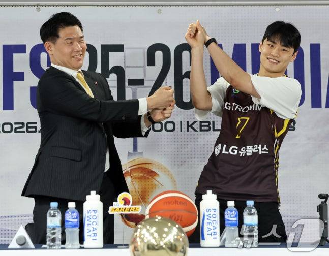 창원 LG의 조상현(왼쪽) 감독과 유기상이 10일 KBL 미디어데이에서 야구 스윙 세리머니를 보여주고 있다.  /사진=뉴스1