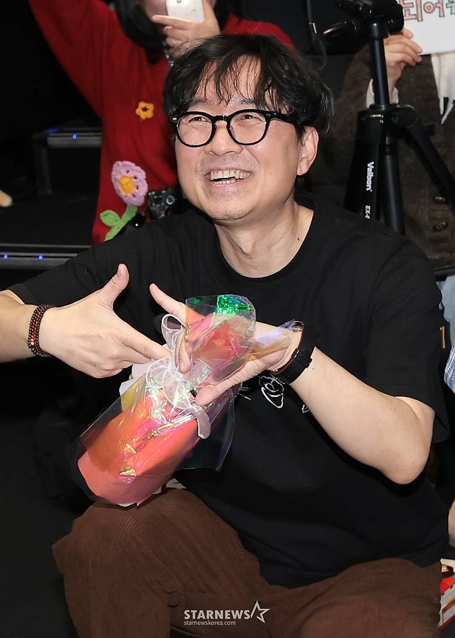 (서울=뉴스1) 권현진 기자 = 영화 '왕과 사는 남자'의 장항준 감독이 17일 서울 강남구 코엑스 메가박스에서 1,300만 관객 돌파를 기념해 팬들과 기념 촬영을 하고 있다. 2026.3.17/뉴스1  Copyright (C) 뉴스1. All rights reserved. 무단 전재 및 재배포,  AI학습 이용 금지. /사진=(서울=뉴스1) 권현진 기자