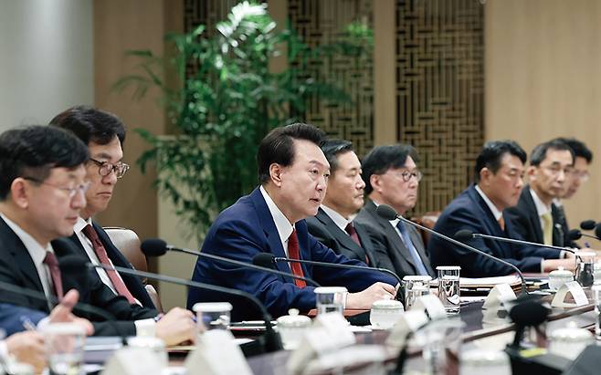 감세와 긴축 재정을 외친 박근혜 정부와 윤석열 정부에서 상대적 빈곤율은 더 상승했다.[사진｜뉴시스]