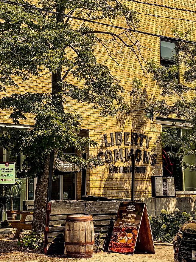 캐나다에서 서비스직 일자리를 구한다면 보통 음식점에서 서버, 카페에서 바리스타로 일하는 경우가 많다. 사진은 다운타운 레스토랑 리버티 커먼스(Liberty Commons)