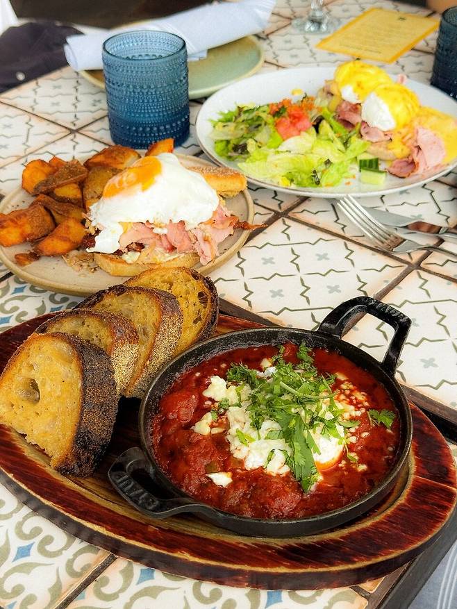 캐나다에는 다양한 브런치 가게들이 많다. 레스토랑 바로(Baro)에서 친구들과 함께 먹은 브런치